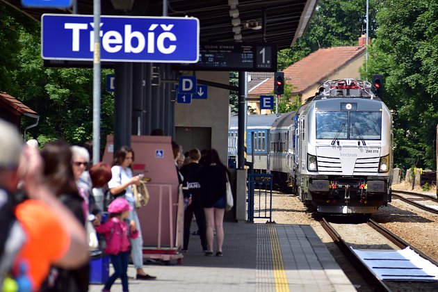VIDEO: Vlakem z Třebíče až do Prahy bez přestupu. To by umožnila nová lokomotiva