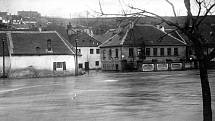 Povodně v třebíčské židovské čtvrti v roce 1912.