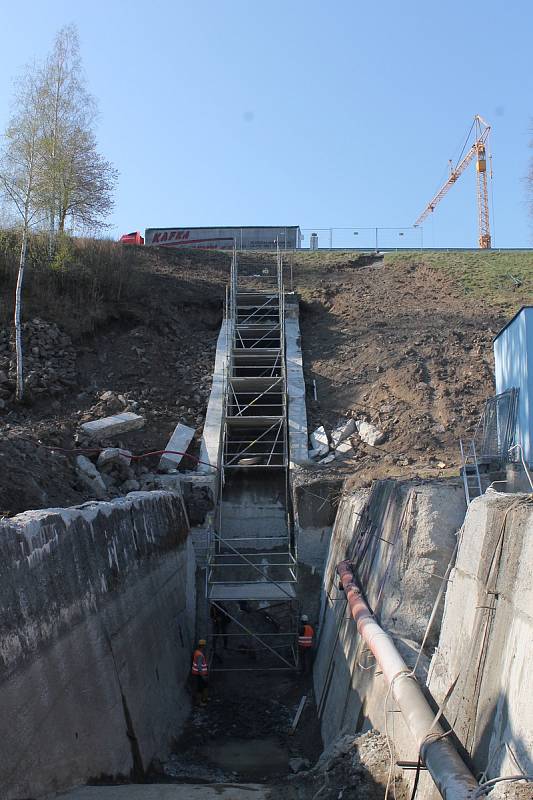 Rekonstrukce vodní nádrže Markovka nedaleko Třebíče skončí příští rok na jaře. Pohled od Kožichovic na objekt, který patří k bezpečnostnímu přelivu.