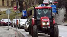 Tento traktor se k protestu připletl možná trochu omylem, jednalo se o školní výukový stroj.