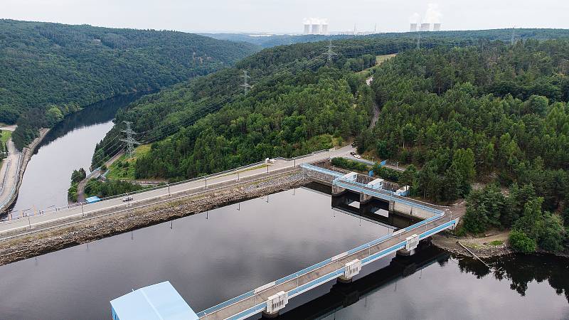 Pohled z výšky na Dalešickou vodní nádrž a vodní elektrárnu Dalešice na Třebíčsku.