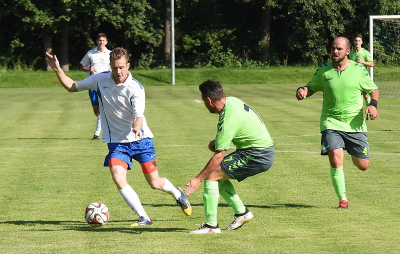 Fotbalisté Náměšti nad Oslavou (v zeleném) patří k tradičním účastníkům krajských soutěží na Vysočině. Od příští sezony si vyzkouší MSFL. Utkání proti Žirovnici.