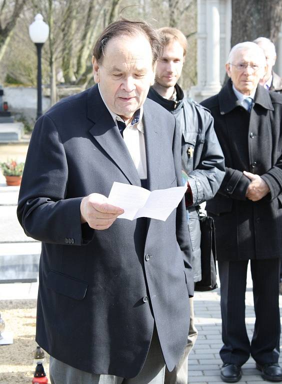 Básník Jiří Kuběna u hrobu Otokara Březiny.