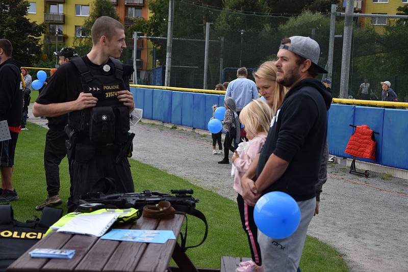 Nedělní odpoledne bylo ve sportovním areálu Na Hvězdě věnováno nejmenším sportovcům. V rámce dětského dne s IZS si zde děti vyzkoušely mnoho aktivit a prohlédly si i sanitku, hasičský nebo policejní vůz.