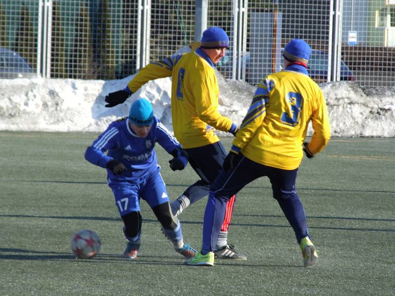 Rokytnice (v modrém) ve svém prvním přípravném zápase proti Vladislavi (na snímku) kupila jednu chybu za druhou a to soupeř z okresního přeboru potrestal. „Chybí nám tři kvalitní hráči, které jsme dosud nenahradili. Máme měsíc na to, abychom s tím něco ud