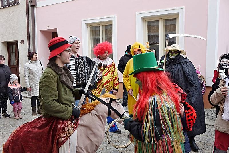 Pokračování masopustního průvodu historickou částí Královského města Jemnice.