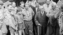 Mimořádně cenná fotografie. Dr. Rudolf Plajner (vpravo), jeden z nejvýznamnějších činovníků Junáka ve 20. století, v letech 1946-48 a dále 1969-70 byl náčelníkem českého Junáka, (mj.) s třebíčskými skauty. V roce 1970 přijel třebíčským chlapcům na tábor d