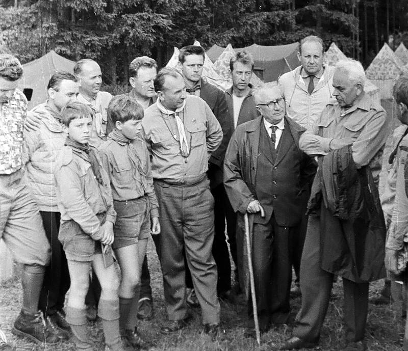 Mimořádně cenná fotografie. Dr. Rudolf Plajner (vpravo), jeden z nejvýznamnějších činovníků Junáka ve 20. století, v letech 1946-48 a dále 1969-70 byl náčelníkem českého Junáka, (mj.) s třebíčskými skauty. V roce 1970 přijel třebíčským chlapcům na tábor d