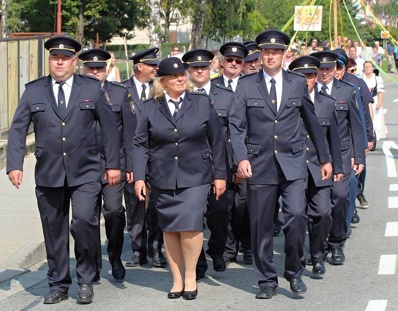 Oslavy 15. výročí udělení znaku městyse a pořízení nové hasičské cisterny v Okříškách.