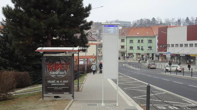 Vešly se čtyři pruhy pro auta, dělící ostrůvek, dva zastávkové zálivy a tři řady zábradlí, ale na pohodlný chodník už místo nezbylo. Chodník je nejužší přesně v místě největší koncentrace lidí, označník jej zužuje natolik, že tak tak ze projede kočárek.