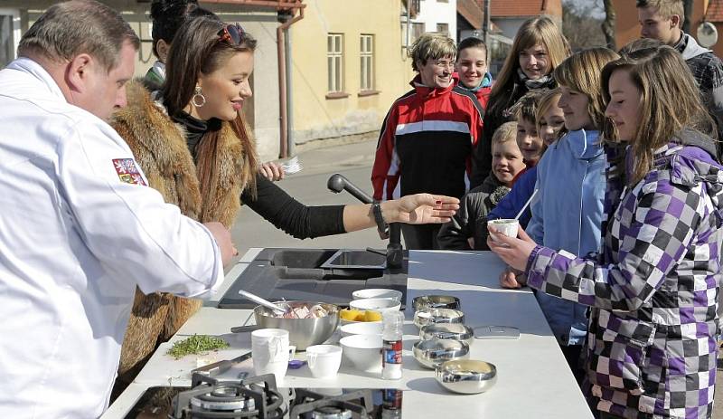 Štáb televize Prima natáčel v Náramči na Třebíčsku pořad Česko na talíři. Přímo na návsi se v úterý na pódiu vybaveném kuchyňskou linkou odehrával další díl této kuchařské show. Tentokrát za účasti České miss 2010.