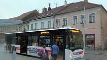 Na třebíčské Karlovo náměstí se po dvou letech vrátily autobusy.