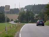 Zatáčky mezi Třebíčí a Pocoucovem se mají dočkat narovnání. Budoucí novou silnici už nyní lemuje na dřevěných kůlech zavěšený kabel optické sítě.