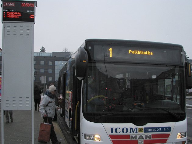VIDEO: Nové označníky ukazují skutečný příjezd autobusů