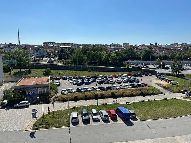 Výstavba omezí parkování u třebíčské nemocnice. Řidičům ztíží průjezd areálem