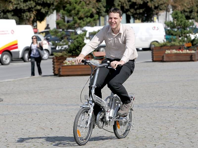 V rámci Týdne mobility se v pondělí na Karlově náměstí objevily tři druhy elektrovozidel elektrovozidlo peugeot, skútry a elektrokola.