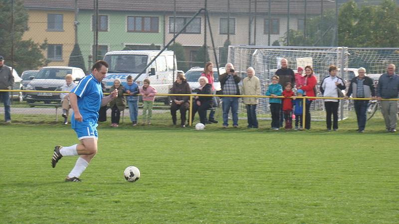Fotbalový zápas mezi katolickými kněžími z Čech a z Moravy v Pyšele.