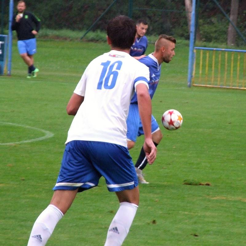 Fotbalisté Náměště-Vícenic (v modrém) do přestávky zahazovali šance a proti Novým Syrovicím se začali prosazovat až po změně stran.