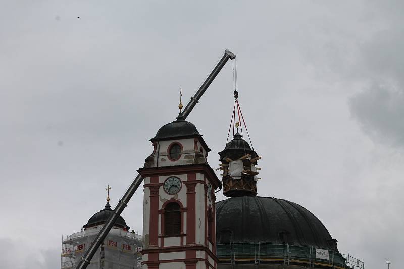 Snímání horní stříšky, takzvané lucerny, která je součástí střechy chrámu sv. Markéty v Jaroměřicích nad Rokytnou.