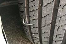 Hřebíky ničí pneumatiky v Třebíči.