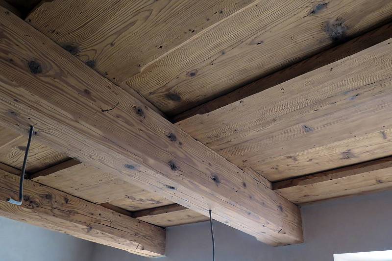 V domě jsou původní dřevěné stropy z poloviny 19. století.