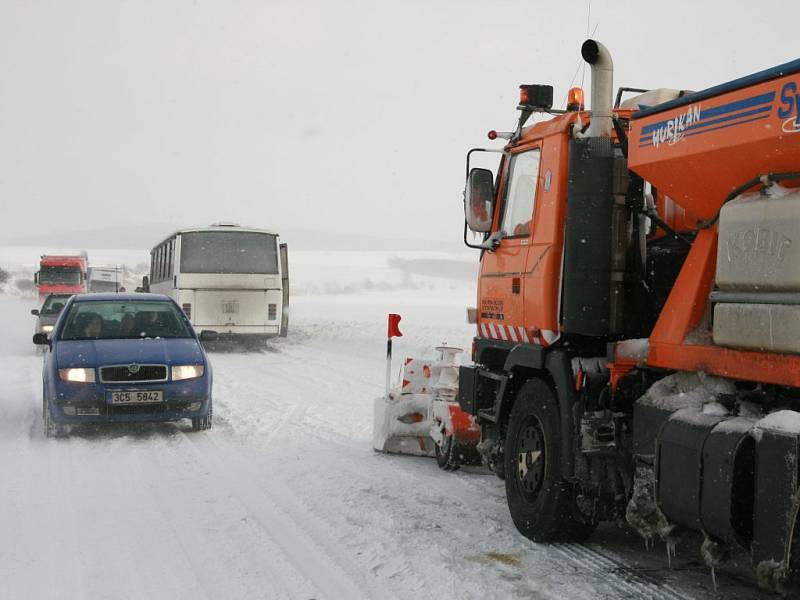 Úsek silnice I/23 z Markvartic do Štěměch, kde se v kopci setkal kamion s protijedoucím autobusem a zpomalily tak dopravu. V kopci se řidičům špatně rozjíždělo a někteří museli svá auta roztlačovat.