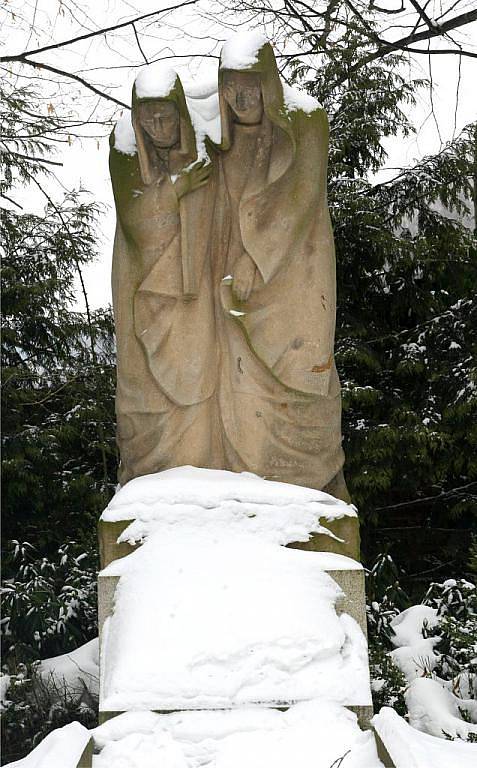 Tragédii, která se v Hrotovicích stala 8. května 1945, připomíná krom hrobů na tamním hřbitově i společný hrob se sousoším dvou truchlících žen.