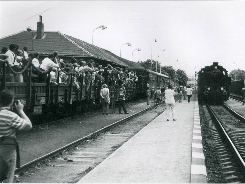 Na třebíčské nádraží přijel vlak tažený parní lokomotivou. Trať Zastávka u Brna - Třebíč - Okříšky slavila 125 let.