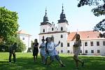 O sto a více let do historie se v areálu třebíčského zámku v pondělí vrátilo přes sto žáků osmých a devátých tříd. Muzeum Vysočiny Třebíč pro ně totiž připravilo jubilejní desátý ročník Dějepravného soutěžení.