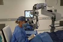 Primářka očního oddělení Nemocnice Třebíč MUDr. Jitka Jourová Šalomounová při provádění operace katarakty