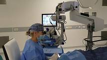 Primářka očního oddělení Nemocnice Třebíč MUDr. Jitka Jourová Šalomounová při provádění operace katarakty