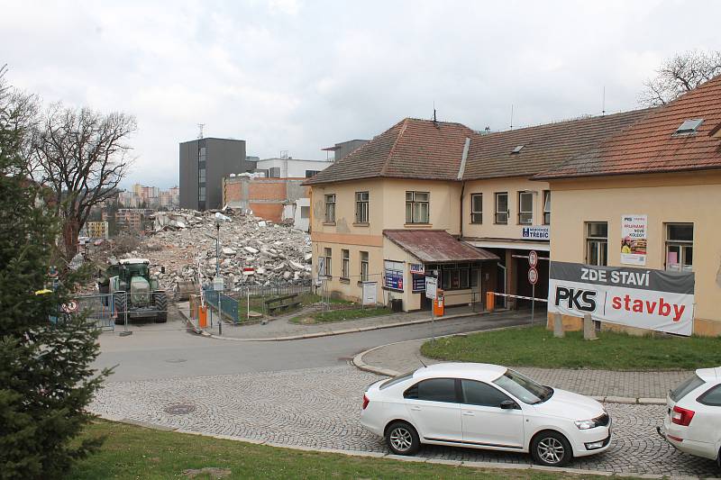 Po týdnu bourání je z nemocničního paneláku v Třebíči, kde bývala chirurgie, jen hromada kusů zdí.