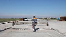 Část pojezdové dráhy na vojenském letišti u Náměště nad Oslavou prochází plánovanou rekonstrukcí. Mění se železobetonový povrch, jde o vrstvu o síle 12 až 14 centimetrů. Od úterý 3. října tak nesmějí letiště po dva týdny využívat křídlaté letouny.