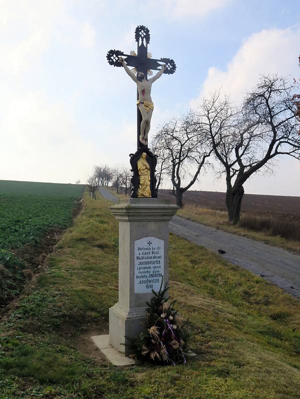 Lesní Jakubov je upravená obec, která pečuje o různé sakrální památky na svém katastru. Svědčí o tom i renovované nápisy na křížích.