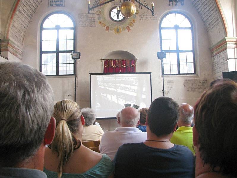 TAKÉ TŘEBÍČ MÁ SVÉHO ZACHRÁNCE. Tak znělo téma přednášky, kterou do třebíčské Zadní synagogy přivezl Stanislav Motl, a která byla o třebíčském rodákovi Antonínu Kalinovi. Ten v koncentračním táboře Buchenwald zachránil na 1300 dětí. 