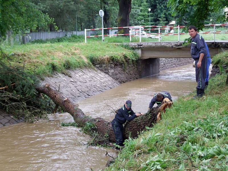 Náhon v Poušově. Velká voda opět potrápila Třebíčsko. Všechny řeky a potoky v pondělí po vydatných deštích zaznamenaly zvýšené průtoky.