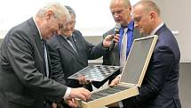 S prázdnou neodešel ani Miloš Zeman, který jako dárek dostal své milované šachy.