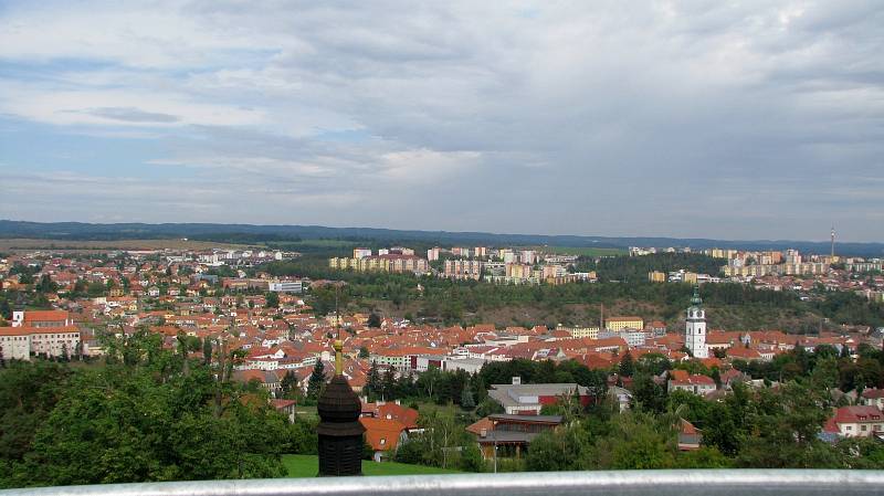 Výhled z rozhledny na vodojemu Kostelíček v Třebíči.