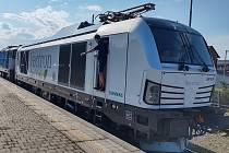 Unikátní lokomotiva na nádraží v Třebíči. České dráhy testují na trati mezi Brnem a Jihlavou moderní duální lokomotivu Siemens Vectron Dual Mode.