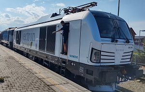Unikátní lokomotiva na nádraží v Třebíči. České dráhy testují na trati mezi Brnem a Jihlavou moderní duální lokomotivu Siemens Vectron Dual Mode.