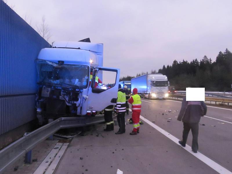 Hned dvě nehody celkem čtyř kamionů komplikovaly ve středu odpoledne a večer dopravu na vysočinské dálnici D1.