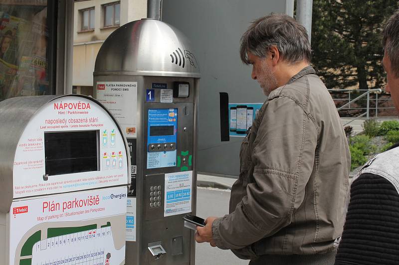 Parkoviště na Komenského náměstí v Třebíči má "vylepšení". Bez znalosti čísla místa se nedá zaplatit.