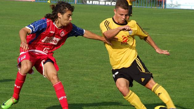 Americký křídelník Stefan Gualano (v červeném)  zatím prokazuje, že je pro HFK výraznou posilou.