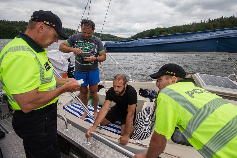 Policejní kontroly na Dalešické přehradě. Ilustrační foto.