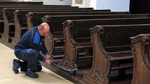 Více než sto let staré lavice v třebíčském kostele svatého Martina dostávají novou tvář.