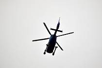 Policejní vrtulník OK-BYH vyfotografovaný v 9.45 v pondělí 28. srpna nad Třebíčí. Opět letěl směrem ke Starči, kde policie pátrá po nezvěstném seniorovi.