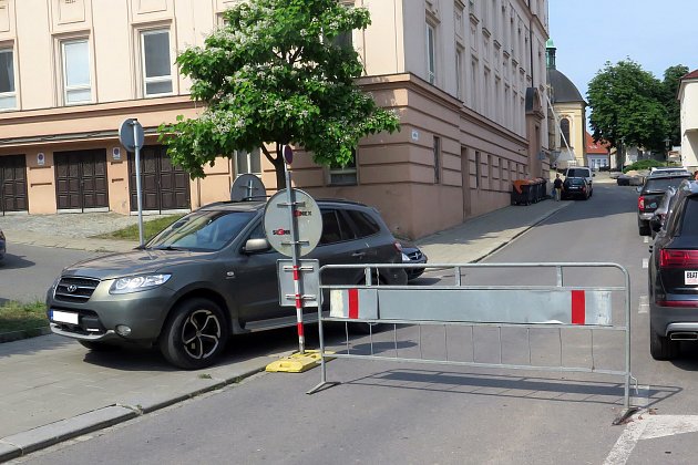 VIDEO: Soukopova ulice v Třebíči je zavřená, někteří řidiči zátarasy objíždějí