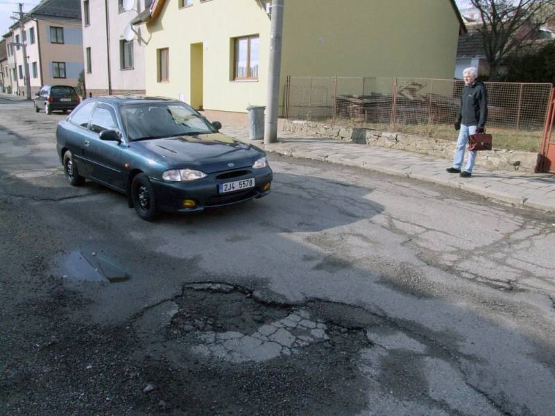 BARTOŠOVA ULICE TŘEBÍČ. Výtluky se najdou i v centru Třebíče. Zmizí trvale až s novou kanalizací. Letos to nebude.