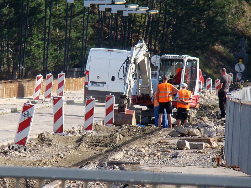 Na vrcholu hráze dalešické přehrady panuje živý stavební ruch. Práce potrvají až do konce října.