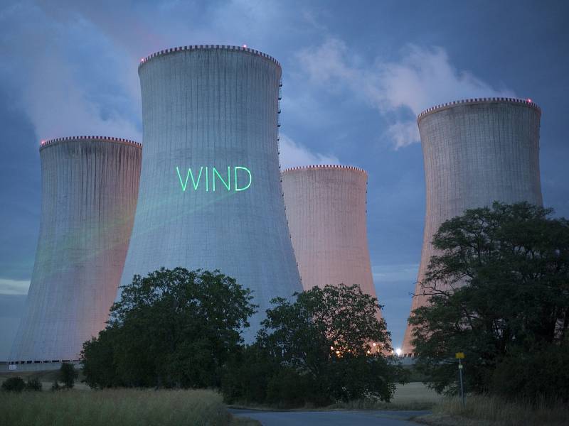 Na chladící věže elektrárny Dukovany ve středu večer zelení aktivisté promítli symboly obnovitelných zdrojů, slunce, vody a větru.